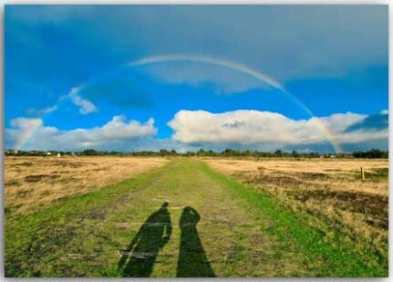 Postkarte Zwei unterm Regenbogen